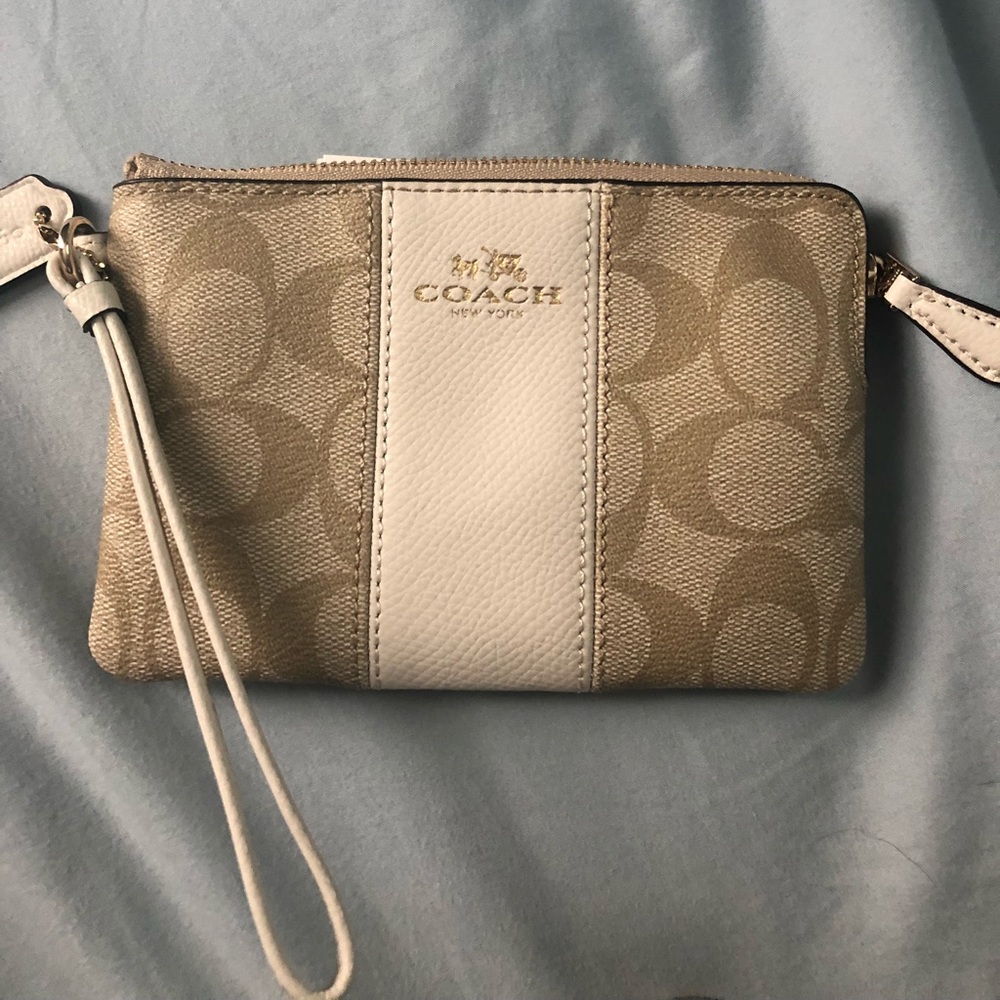 BRAND NEW • Corner Zip Coach Wristlet 🌸